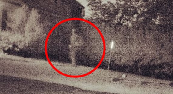 На камеру видеонаблюдения попал призрак солдата, идущий с ранцем по улице 