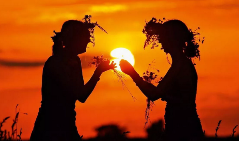 День летнего солнцестояния: три ритуала на любовь, удачу и богатство 