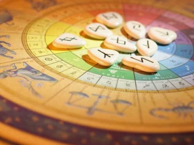 Руническая астрология: какие подобрать руны богатства и славы по Знаку Зодиака
