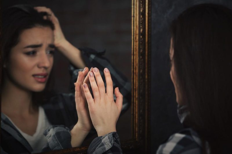 Почему нельзя ругать себя перед зеркалом