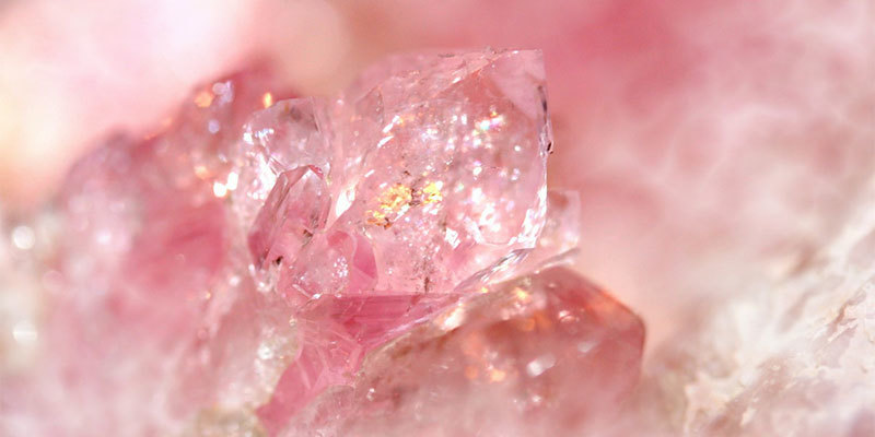 Розовый кварц — уникальный кристалл, дарующий людям любовь и здоровье. Розовый кварц: эзотерические свойства, помощь в любви и отношениях